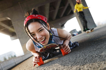 玩滑板的青年女人中国人写实摄影