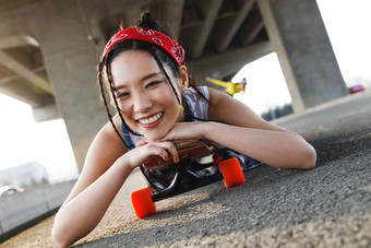 <strong>玩滑板</strong>的青年女人时尚写实相片