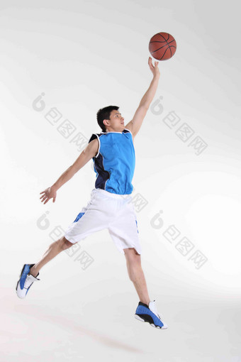 东方篮球运动员扣球迅速素材