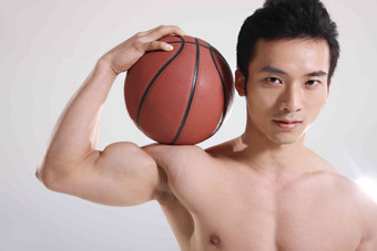 东方青年男子打篮球