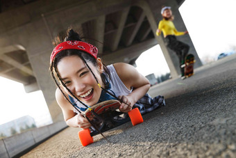 <strong>玩滑板</strong>的青年女人中国人相片