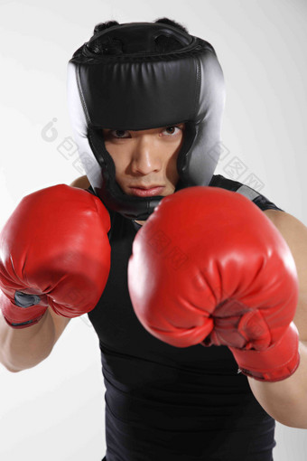 东方青年男子拳击运动认真的高清相片