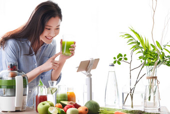 青年女人在线直播榨果汁健康食物清晰场景