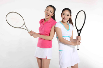 东方青年女子打网球微笑的图片