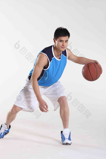 东方青年男子打篮球行动清晰照片