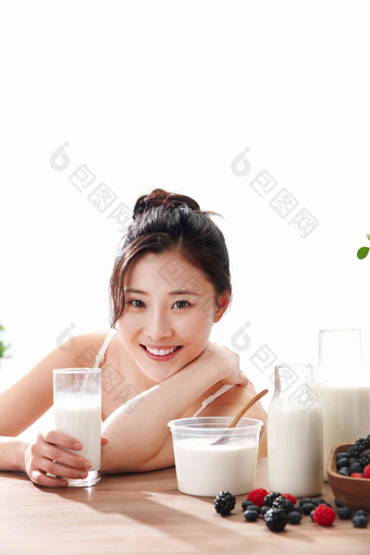 青年女人喝牛奶