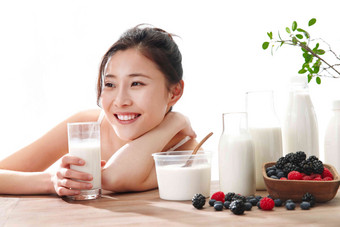 青年牛奶水果健康食物休闲追求氛围素材