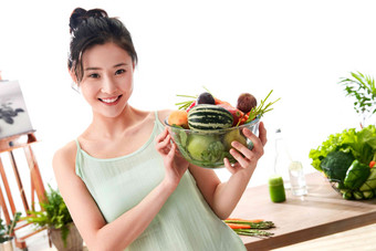 青年女人拿着新鲜水果蔬菜<strong>养生</strong>清晰图片