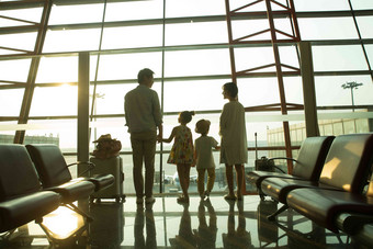 幸福家庭在机场候机厅往外看水平构图氛围摄影