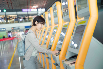 商务女士在机场使用自动售票机成年人写实影相