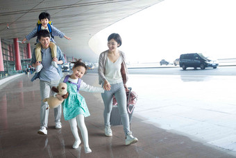 快乐家庭拿着行李在机场亚洲高清场景