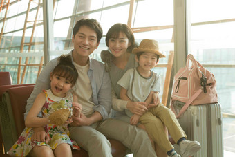 快乐家庭在机场候机厅空运大楼氛围图片