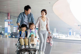 快乐家庭推着行李在机场