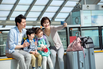 幸福家庭用手机拍照行李高端影相
