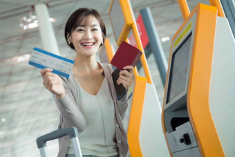 商务女士在机场使用自动售票机购买氛围相片