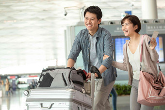 青年情侣在机场候机厅亚洲人写实影相