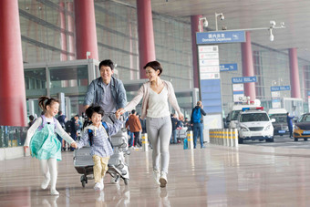 快乐家庭在机场四个人清晰摄影