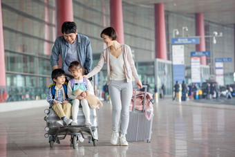 快乐家庭推着行李在机场彩色图片高端镜头