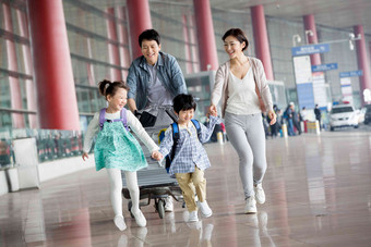 快乐家庭在机场夫妇高端摄影