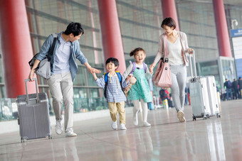 快乐家庭拿着行李在机场手牵手高质量拍摄