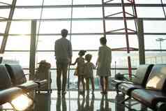 幸福家庭在机场候机厅往外看中国人高端图片