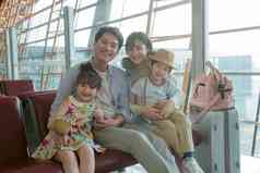快乐家庭在机场候机厅四个人高质量摄影图
