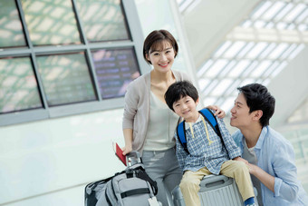 在机场的一家三口快乐旅行男孩氛围照片