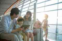 快乐家庭在机场候机厅旅游高清照片