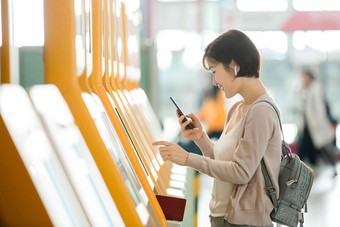 商务女士在机场使用自动售票机亚洲高质量镜头