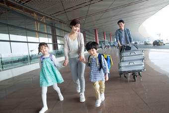 快乐家庭在机场推清晰镜头