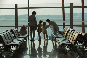幸福家庭在机场候机厅往外看人氛围素材