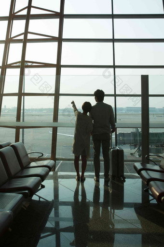 青年情侣在机场候机厅方向高端照片