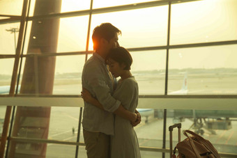 青年情侣在机场<strong>候机厅</strong>相拥关爱氛围镜头