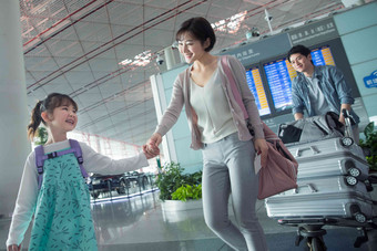 快乐家庭推着行李在机场旅游清晰摄影图
