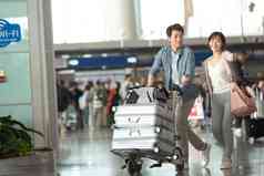 青年情侣在机场候机厅步行影相