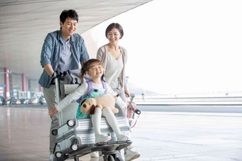 快乐家庭推着行李在机场父亲高清场景