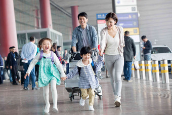 快乐家庭在机场