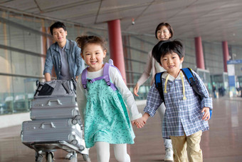 快乐家庭在机场东亚清晰相片