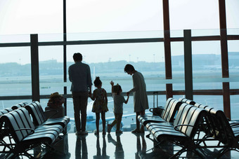 幸福家庭在机场<strong>候机厅</strong>往外看父亲氛围素材