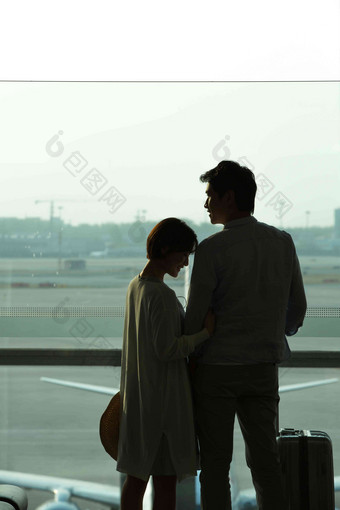 青年情侣在机场候机厅候机室高端素材