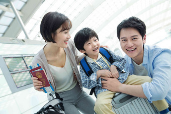 在机场的一家三口快乐旅行青年女人氛围摄影