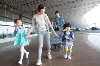 快乐家庭拿着行李在机场男孩高端影相