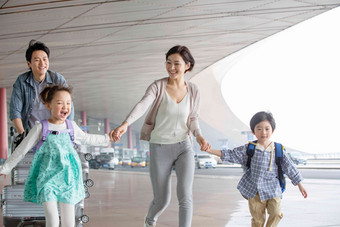快乐家庭在机场东方人写实场景