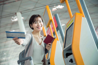 商务女士在机场使用自动售票机旅途影相