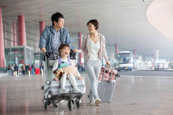 快乐家庭推着行李在机场