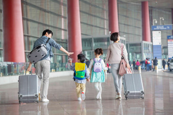 快乐家庭拿着行李在机场