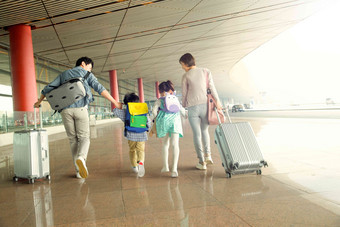 快乐家庭拿着行李在机场青年人高端摄影图