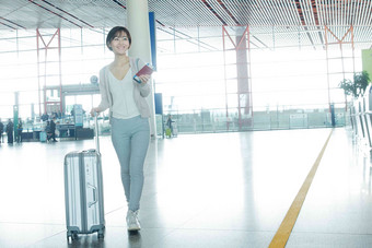 商务女士在机场候机厅东亚氛围摄影
