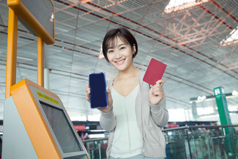 商务女士在机场使用自动售票机成年人氛围影相