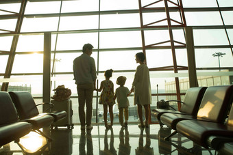 幸福家庭在机场候机厅往外看旅行者清晰拍摄